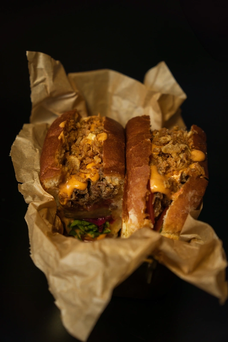 С рваной говядиной, руколой, маринованным луком и огурцом