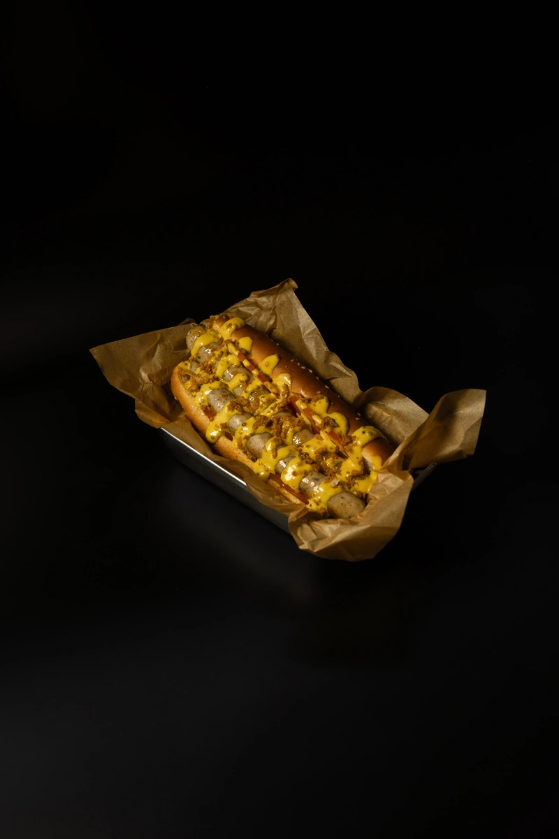 Хот дог с двумя колбасками и тушеной квашеной капустой