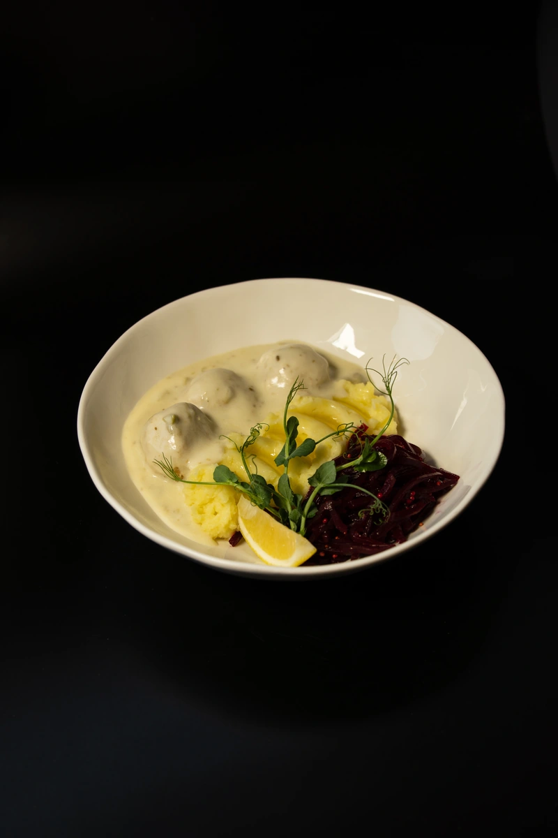 Клопсы "Балтийские" из местной рыбы под сливочным соусом с каперсами и картофелем