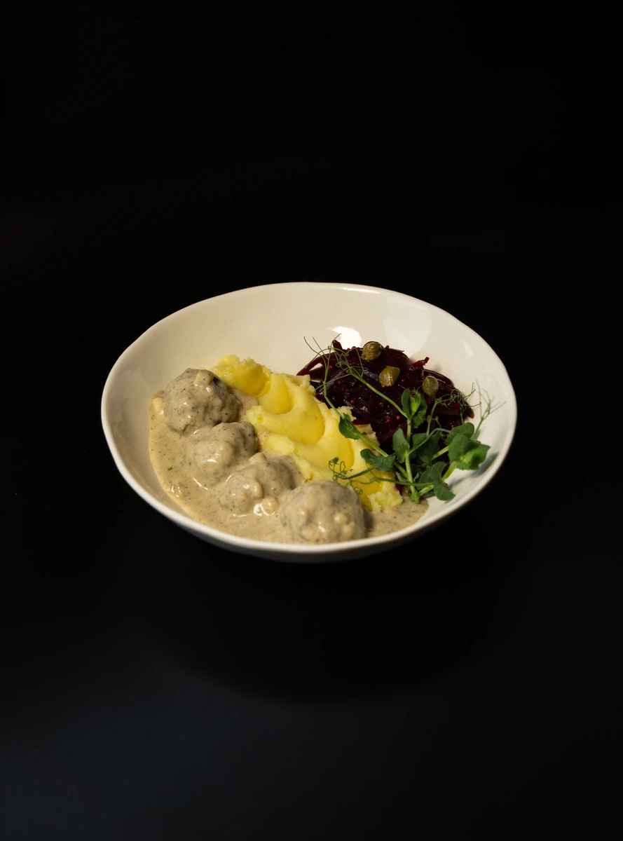 Клопсы "Де Прусс" из оленины и свинины под соусом из белых грибов с картофелем