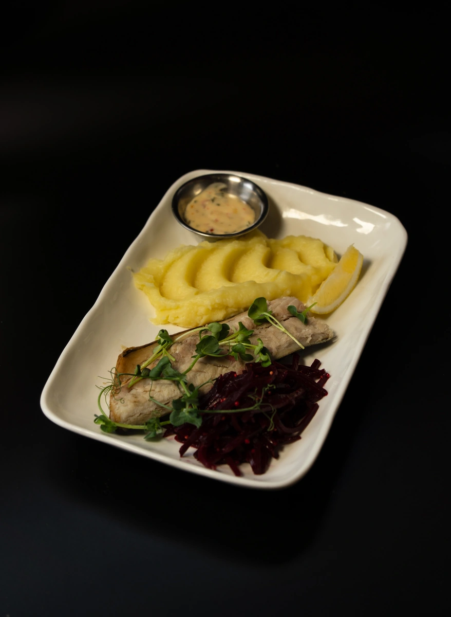 Филе скумбрии г/к под пикантным соусом с картофельным пюре и салатом из маринованной свеклы