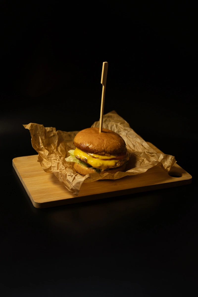 Бургер куриный под соусом из свежего базилика