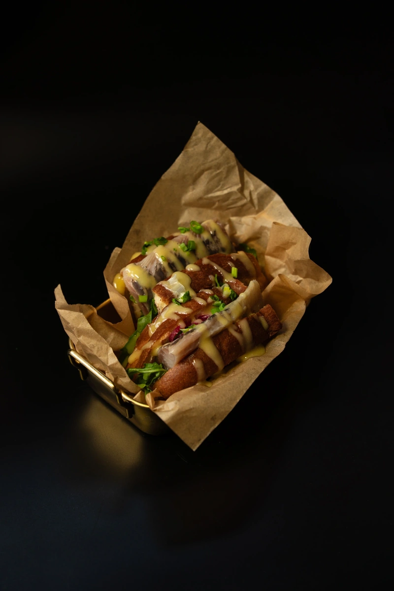 С нежным филе сельди и маринованным луком под лимонно-горчичной заправкой