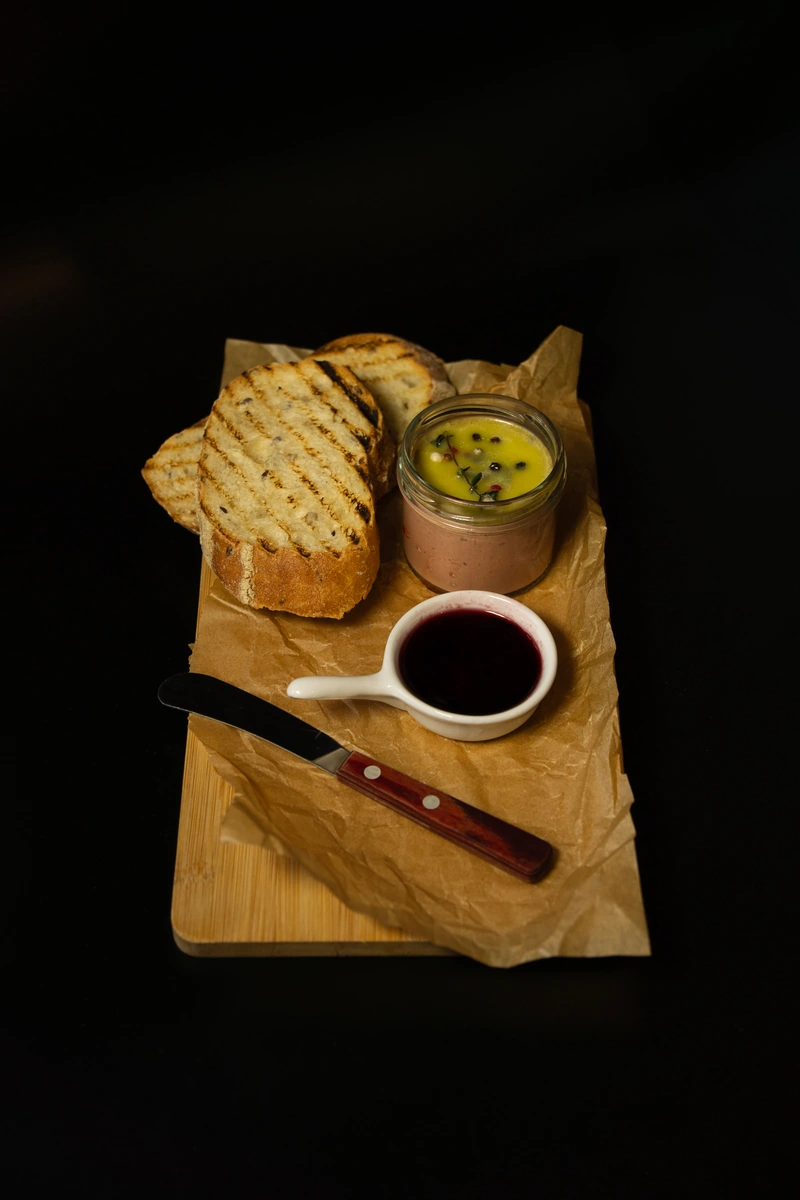 Паштет из куриной печени с вяленой клюквой и домашним вареньем